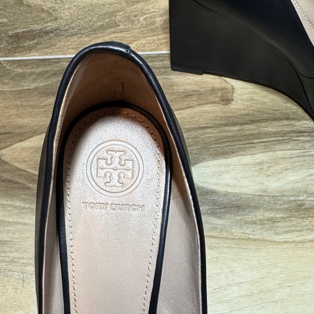 Tory Burch Black Leather Logo Cap-Toe Pumps with Gold Emblem - Picture 2 of 10